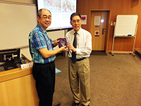 數學系系主任陳漢夫教授致送紀念品予中研院數理科學組劉太平院士